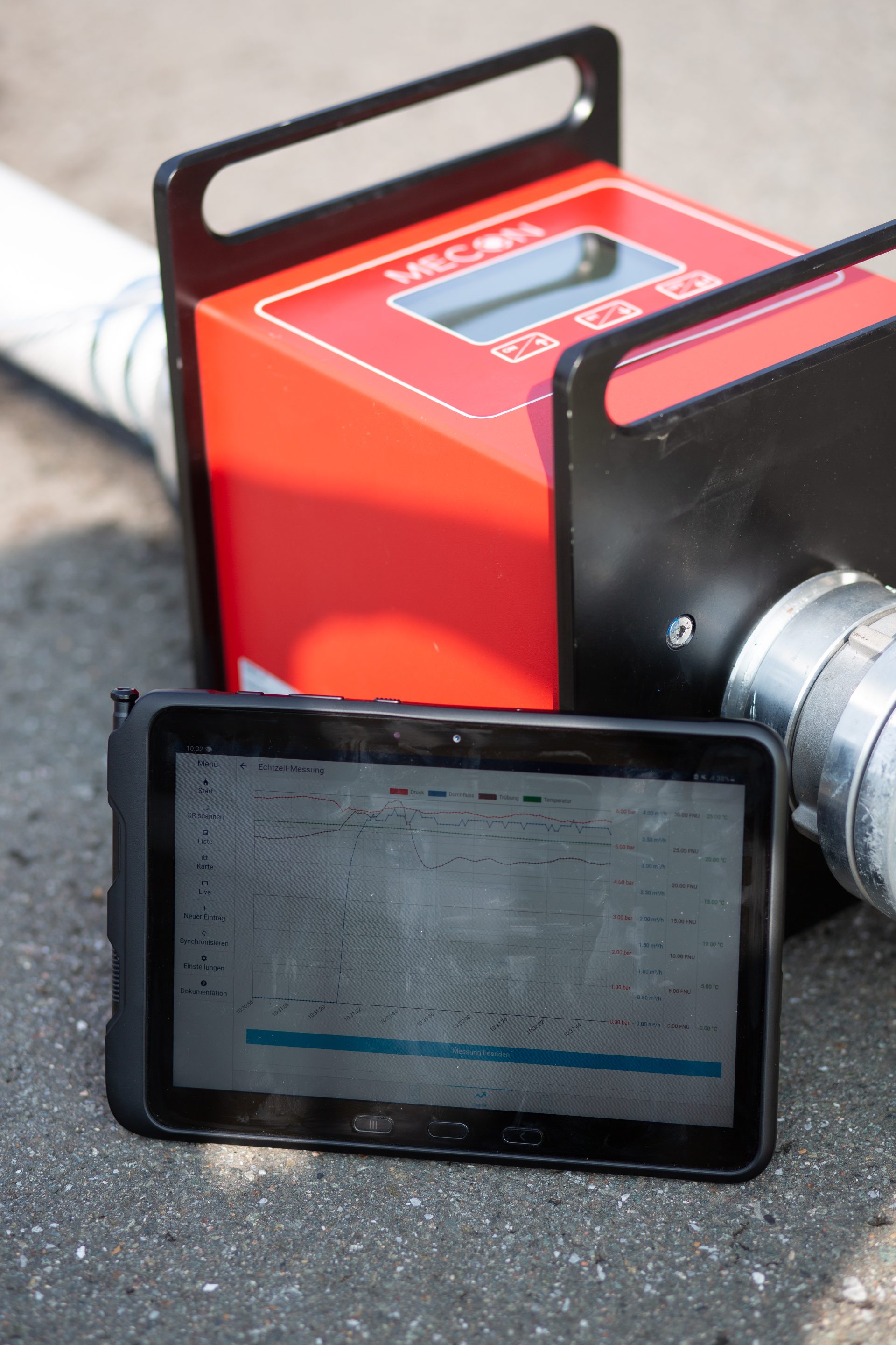 Messtechnikgerät und Tablet Anzeige