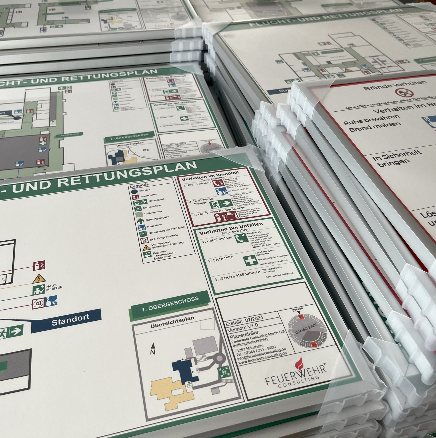 Flucht- und Rettungspläne gestapelt