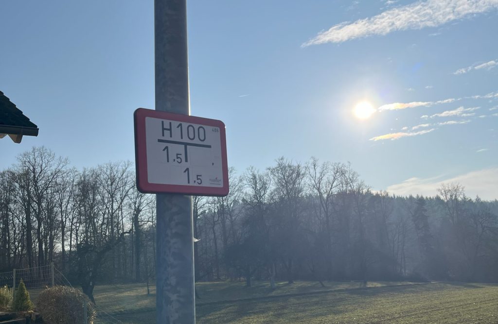 Hochwasserschutzschild im Sonnenlicht