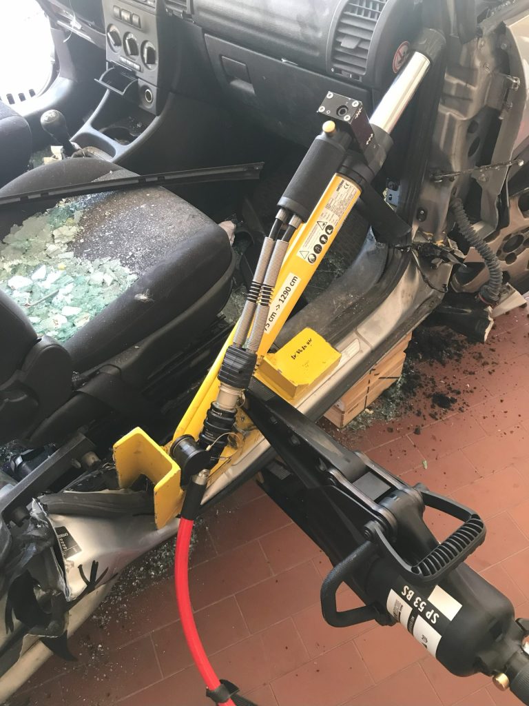 Zerstörtes Auto mit Rettungsgerät