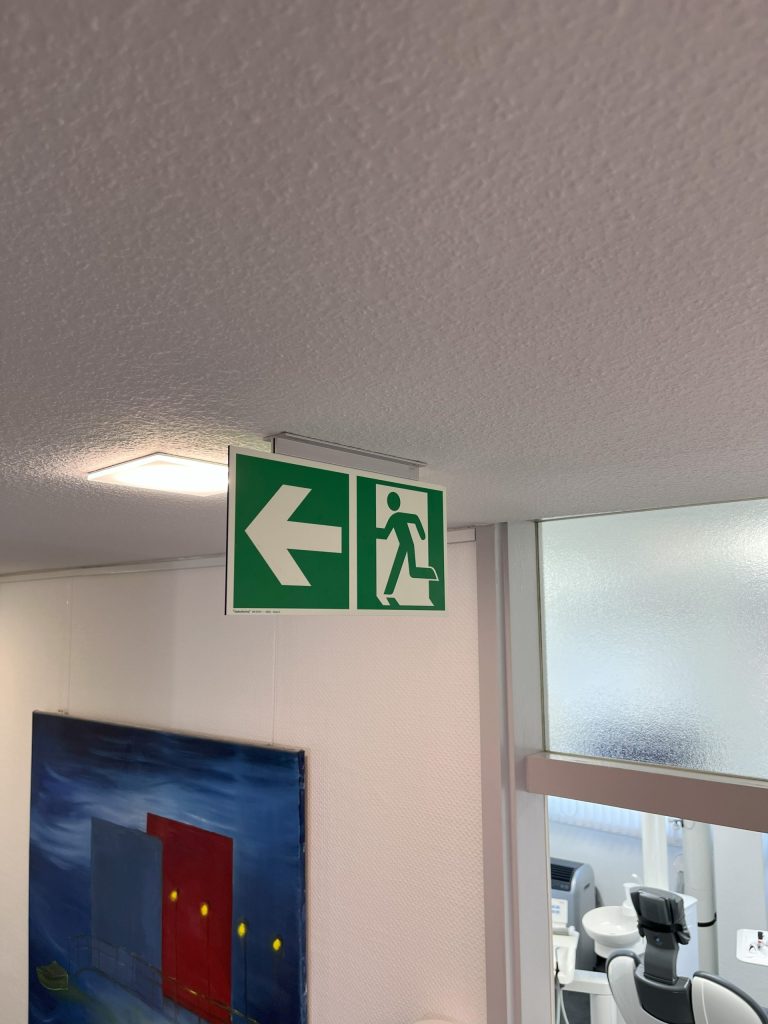 Notausgang nach links zeigen