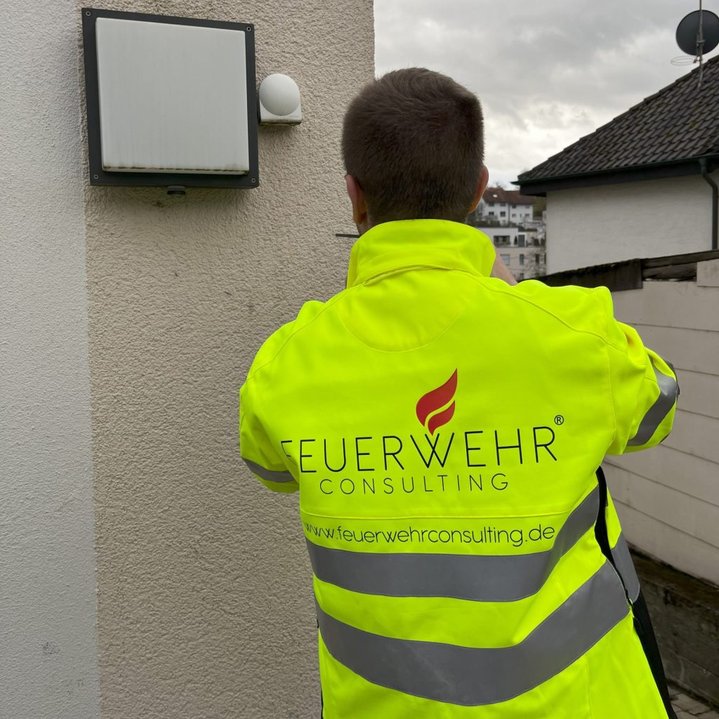 Person in leuchtender Jacke